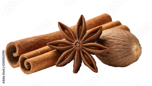 Foto Cinnamon sticks star anise, and nutmeg spice assortment