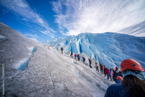 Fényképezés Perito moreno glacier patagonia los glaciares national park hikers trek on ice d
