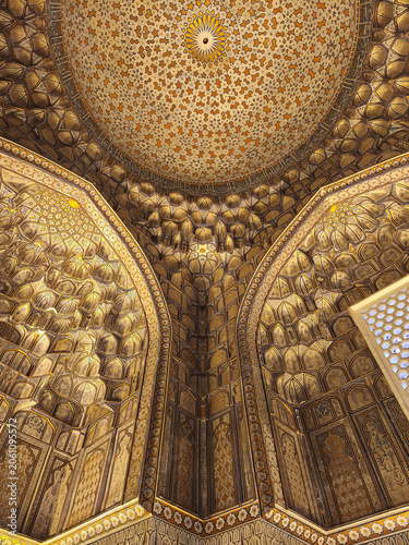 Obraz na plátne Ornate golden dome interior with muqarnas vaulting at Shah-i-Zinda necropolis in Samarkand