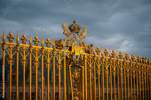 Portail doré du château de Versailles au coucher de soleil