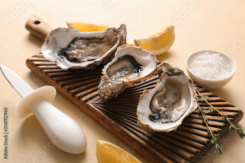 Freshly shucked oysters on ...