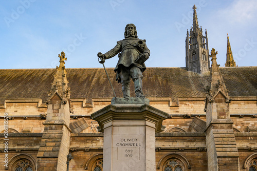Foto Statue of Oliver Cromwell outside the Palace of Westminster in London