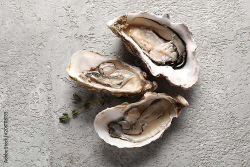 Fresh raw oysters with thym...