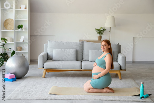 Sporty pregnant woman sitti...