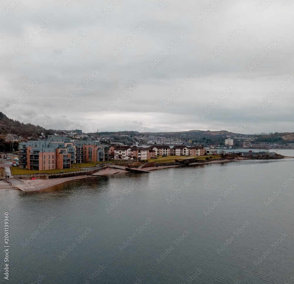 Obraz premium Beautiful aerial view of Greenock's waterfront in Scotland, showcasing charming residential neighborhoods