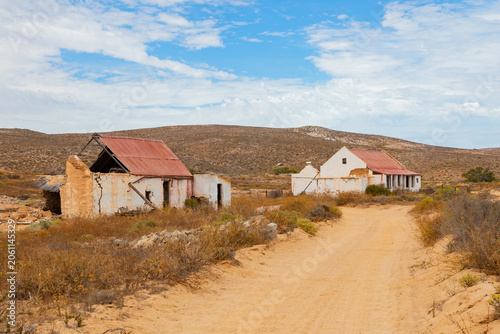 Foto Abandoned, derelict old colonial farmstead in arid region