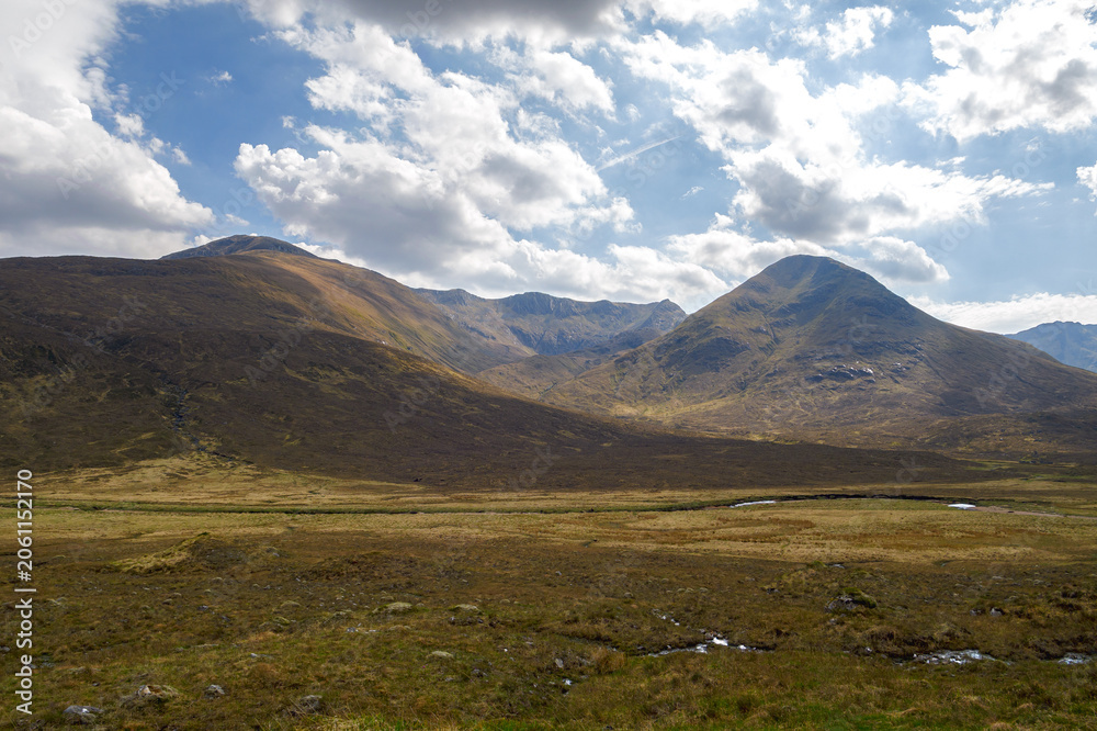 Obraz premium Paysage de montagne des Highlands écossais près de Dornie