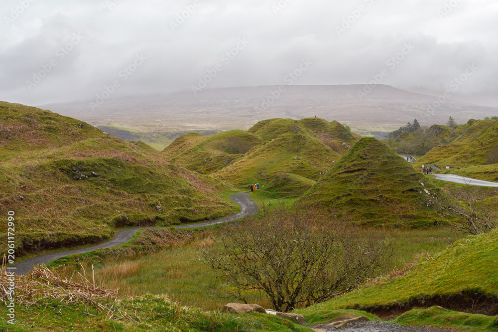 Obraz premium Fairy Glen sous les nuages, île de Skye, Écosse