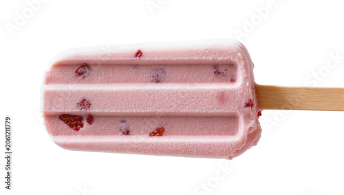 Foto Pink strawberry popsicle with fruit pieces on wooden stick