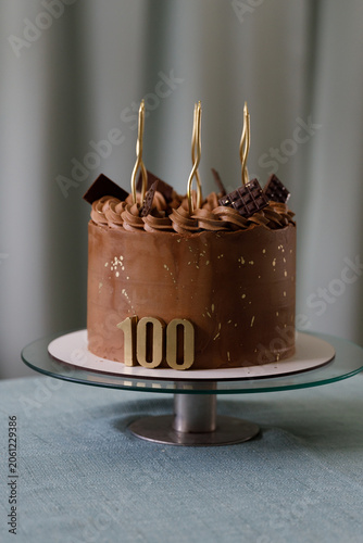 Foto luxurious round chocolate buttercream cake decorated with piped chocolate rosett
