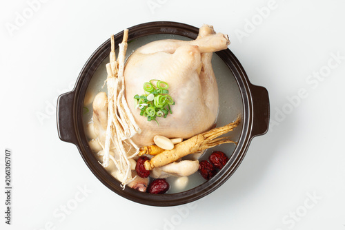  닭백숙은 고기나 생선 따위를 양념을 하지 않고 맹물에 푹 삶아 익힘. 또는 그렇게 만든 음식.
Dakbaeksuk is the process of thoroughly cooking meat or fish in plain water without seasoning, or the food prepared in this way.

