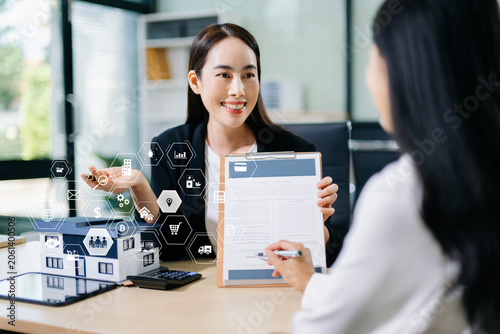 Foto Real estate broker agent presenting and consult to customer to decision making sign insurance form agreement, home model, concerning mortgage loan offer
