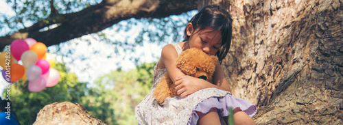 Konstfotografi Banner Happy Child hug teddy bear in green park playground
