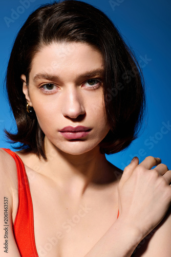 Fotografía Young woman with glowing skin shares her skincare routine in a vibrant setting