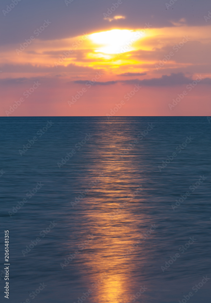 Obraz premium Golden Sunset Over The Calm Ocean