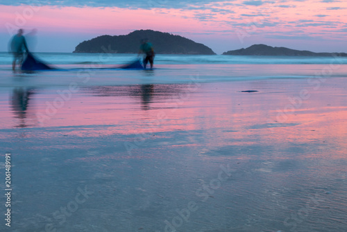 crepúsculo e a pesca artesanal do peixe tainha  Santinho, Ingleses, Florianópolis, Santa Catarina, Brasil ao fundo a ilha das aranhas 