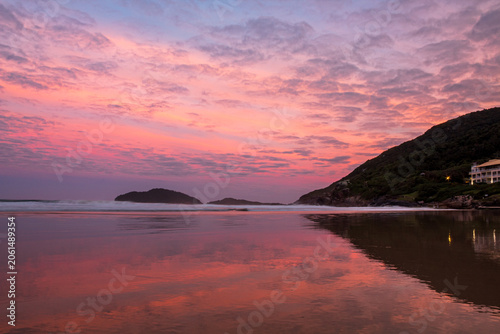 crepúsculo na praia do  Santinho, Ingleses, Florianópolis, Santa Catarina, Brasil ao fundo a ilha das aranhas 