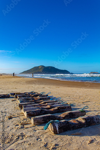 troncos de madeira para deslocamento de barco de pesca artesanal do peixe tainha  Santinho, Ingleses, Florianópolis, Santa Catarina, Brasil