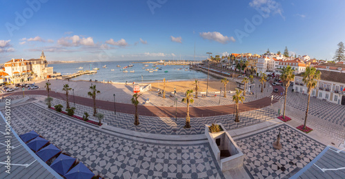 Tableau sur toile Panoramic View of Cascais Bay and Waterfront Promenade in Cascais Portugal