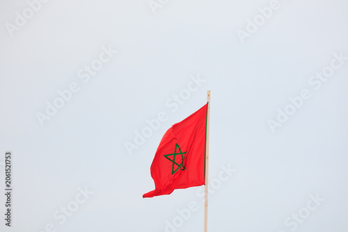 Quadro su tela the moroccan national flag flying in the grey sky