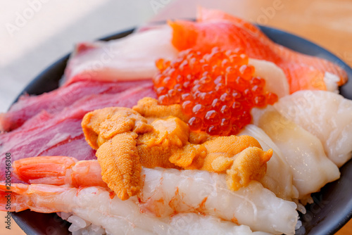 北海道の海の幸を贅沢に盛り付けた海鮮丼