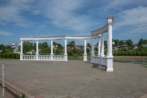 Fotografie View of the white colonnade on the city embankment