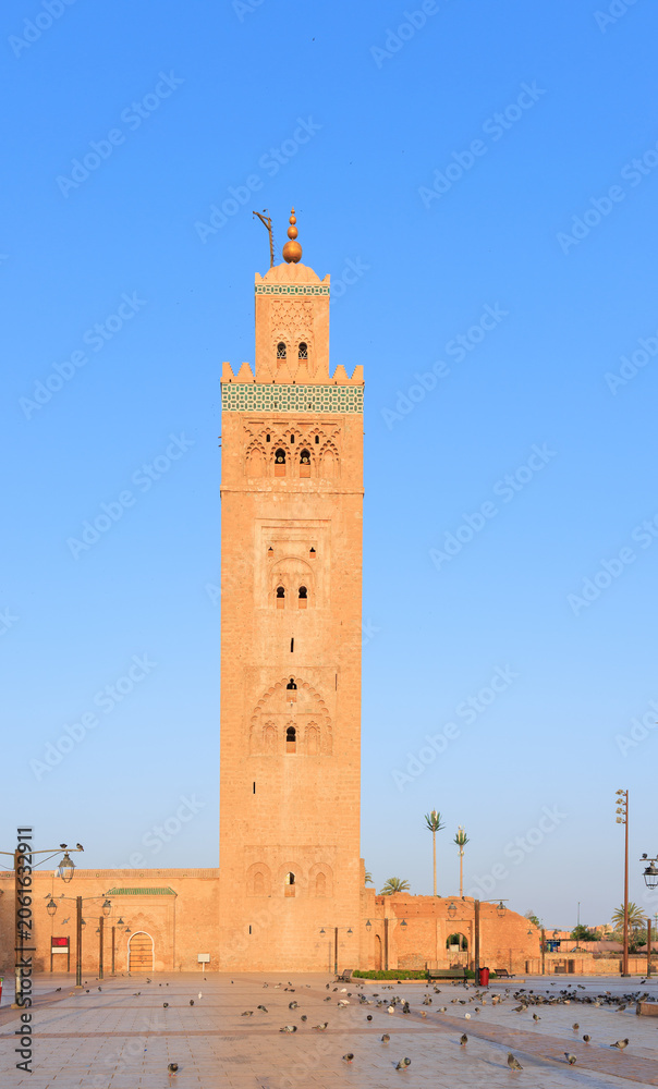 Obraz premium the towering Koutoubia Mosque minaret standing majestically against a clear blue sky