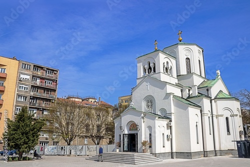 Fotografija belgrad, serbien - serbisch-orthodoxe kirche neben der kathedrale des heiligen s