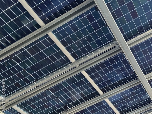 panneaux solaires vue dessous