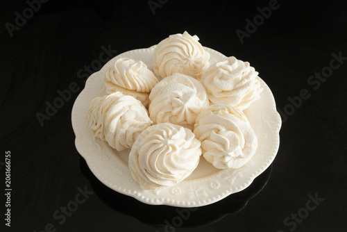 Bild auf Leinwand Low-calorie homemade marshmallow from canned peaches and egg white, low-calorie dessert uses agar agar and peach syrup, low-calorie treat perfect for healthy lifestyle without sacrificing sweetness