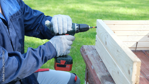 Billede på lærred Worker man working with Screwdriver