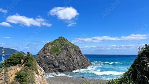 Bild auf Leinwand 奄美大島ホノホシ海岸　砂利浜と三角岩と青空　日本風景　鹿児島県