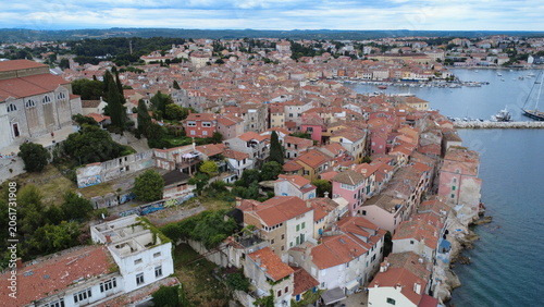 Konstfotografi Altstadt von Rovinj mit Hafen und roten Dächern aus der Luft