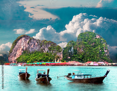 Playa tropical en isla con barcos tipicos, Phuket, Tailandia. Impresionante playa tropical de Phuket con barcos de cola larga y nubes espectaculares; destino turístico exotico
