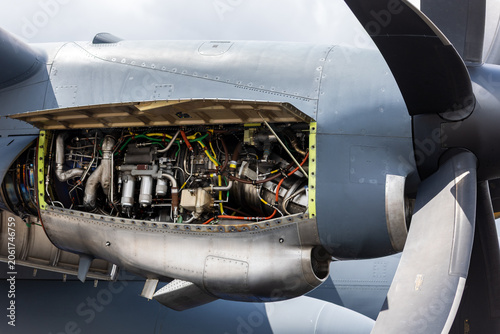 Fotografie Open turboprop engine nacelle intricate detail network cables pipes mechanical systems large propeller blade