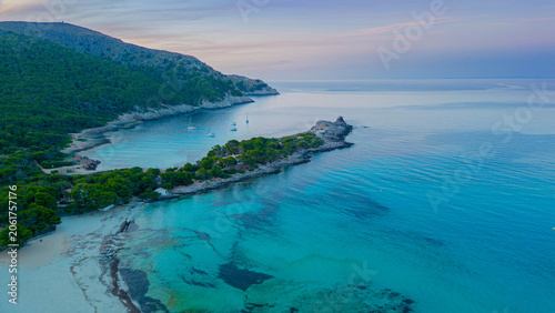 Foto Aerial sunset view of Cala Agulla with crystal clear turquoise water and anchore