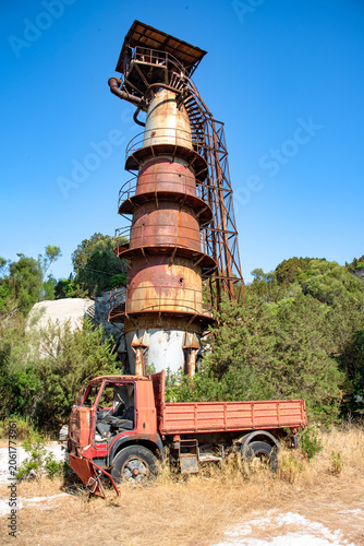 Foto Rusty industrial tower abandoned in nature