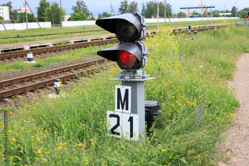 Cuadro en lienzo Railway traffic light with red signal and index sign, shunting signal pole on ra