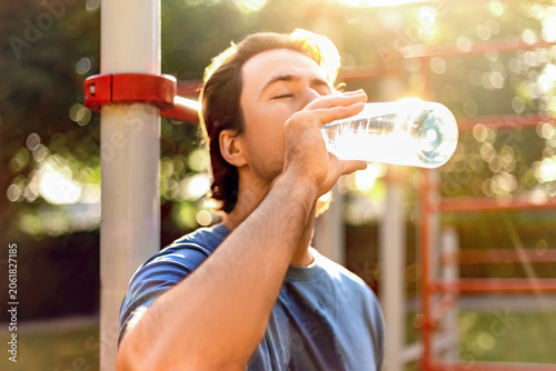 Tableau sur toile a thirsty man drinks water for hydration after an outdoor sport workout