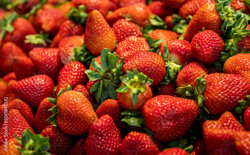 Foto Fresas frescas y maduras expuestas en un mercado local