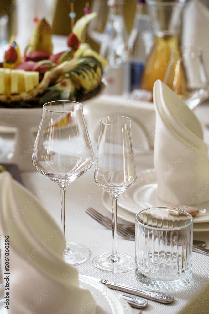 Fototapeta premium The image depicts an elegant dining table setting in light tones, creating the atmosphere of a gala event or an upscale restaurant.
