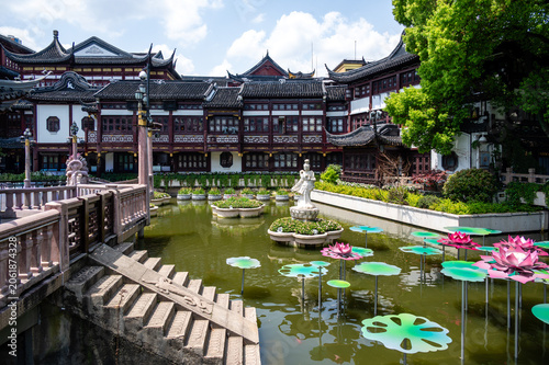 Fotografie Guan Yin statue and decorative lotus flowers in the pond of Shanghai Old Town ne