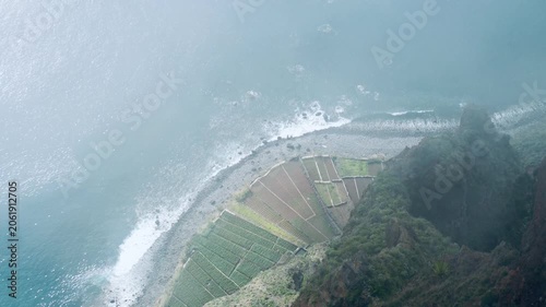 Draufsicht auf die Küste in Madeira von einem Aussichtspunkt bei Nebel