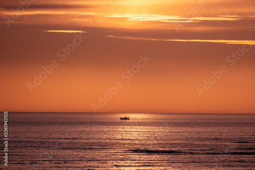 romantischer Sonnenuntergang an der Atlantikküste in der Normandie, Bricqueville-sur-Mer