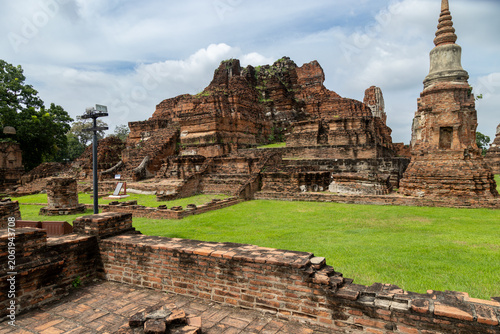 Obraz na plátně Ancient ruins of Wat Mahathat in Ayutthaya, Thailand