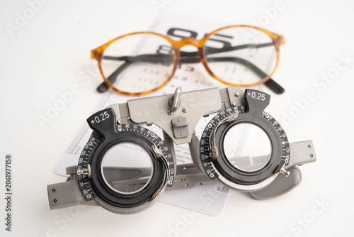 Foto Ophthalmic trial frames to visual acuity eye test.