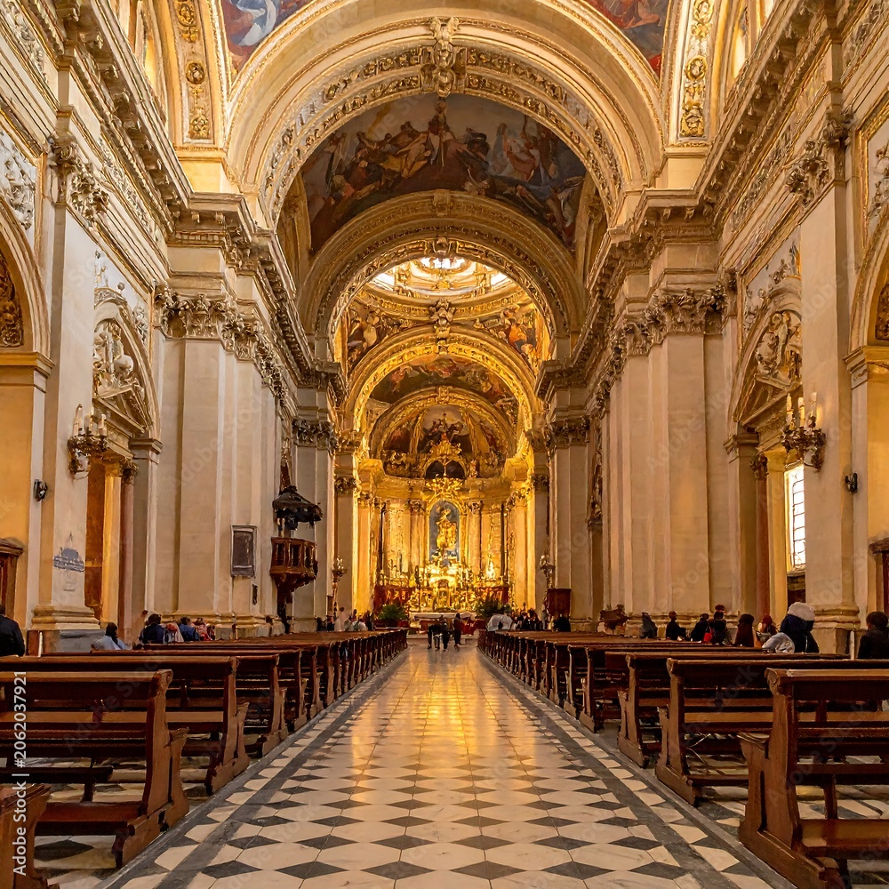 Fototapeta premium A stunning interior of an ornate church with a high, arched ceiling
