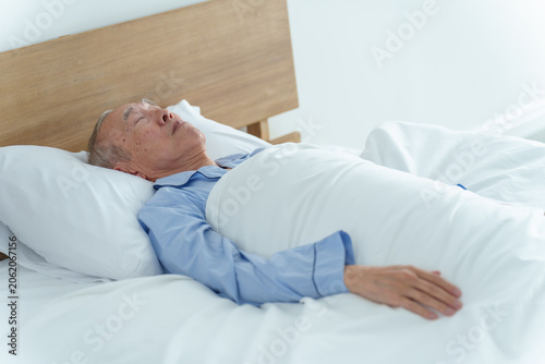 ベッドで眠る高齢者の男性
