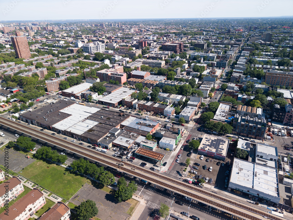 Obraz premium Brooklyn urban landscape with elevated train tracks