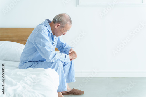 体調不良の高齢者の男性